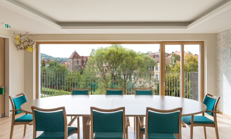 Großzügige Fenster in Zimmern und Gemeinschaftsbereichen öffnen den Blick in...