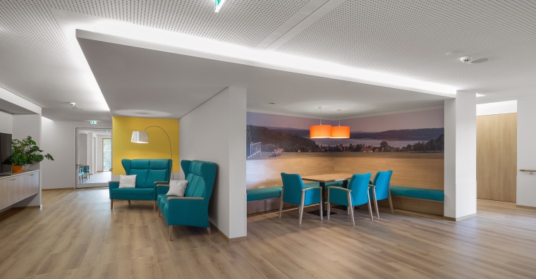 Neben dem großen Ess- und Aufenthaltsbereich in der offenen Wohnküche bieten...