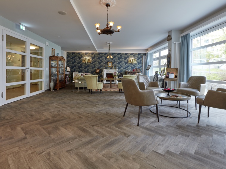 Der modulare Design-Bodenbelag Altro Ensemble / M 500 kombiniert hohen...