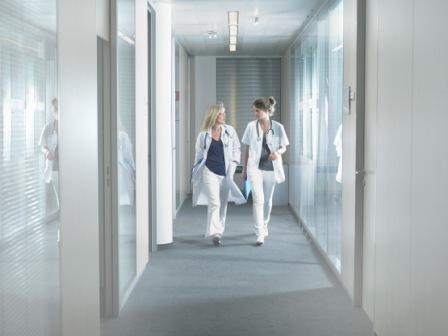 Die ab März 2011 europaweit gültige Norm IEC 80001-1 stellt Kliniken und...