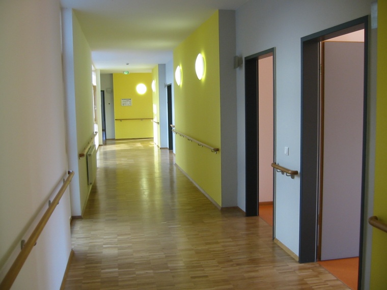 Dezenter Farb- und Materialwechsel zwischen Holzparkett im Flur und...