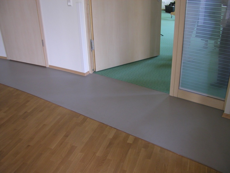 Starke Kontraste und Wechsel der Farbe, Muster und Materialien von...