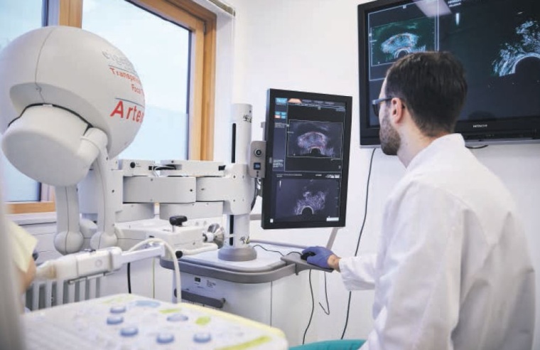 Vor der Biopsie plant Oberarzt Dr. Marko Brock am Artemis-System die exakten...