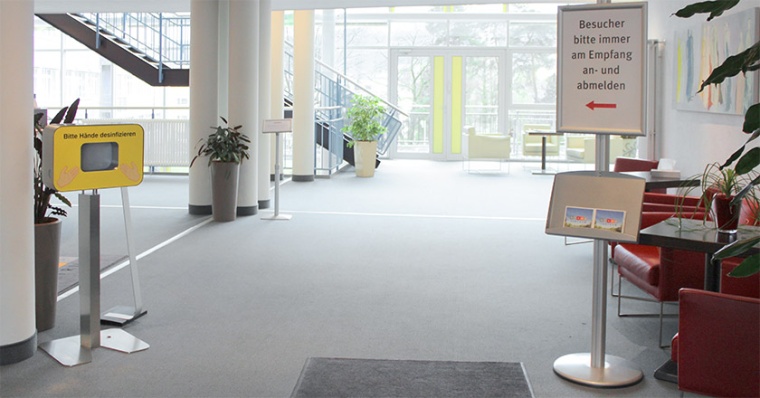 Händehygiene im Eingangsbereich des Krankenhauses