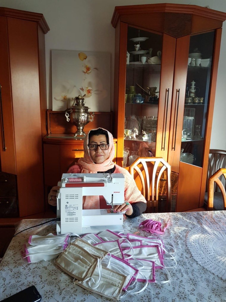 Mundschutz wird genäht