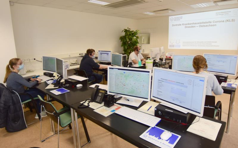 In der Krankenhausleitstelle sind Arbeitsplätze für sechs Disponenten und...