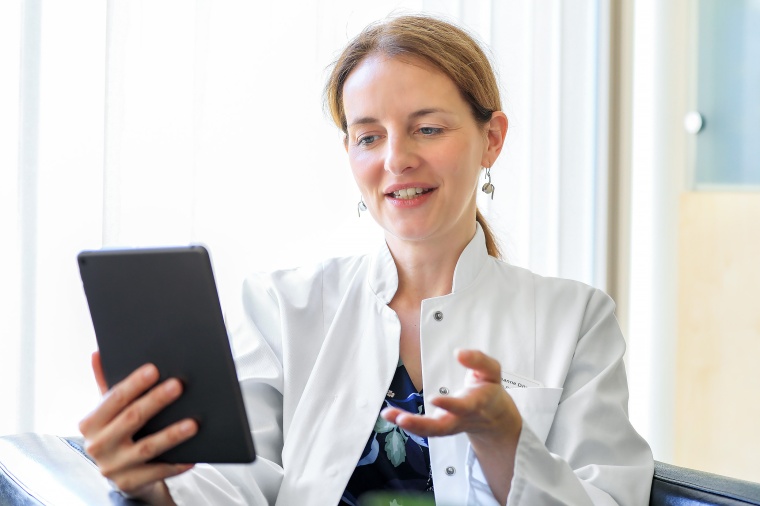 Dr. Susanne Dörr, Ärztliche Leitung der Poliklinik, während der...