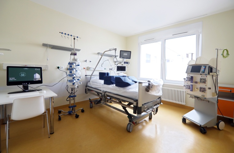 Patientenbett mit Beatmungsgerät für intensivpflichtige Covid-19-Erkrankte in...