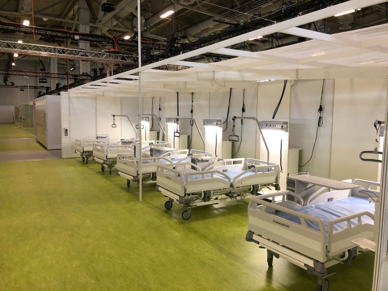 Blick in die Berliner Messehalle 26: Das Stiegelmeyer-Krankenhausbett Evario...