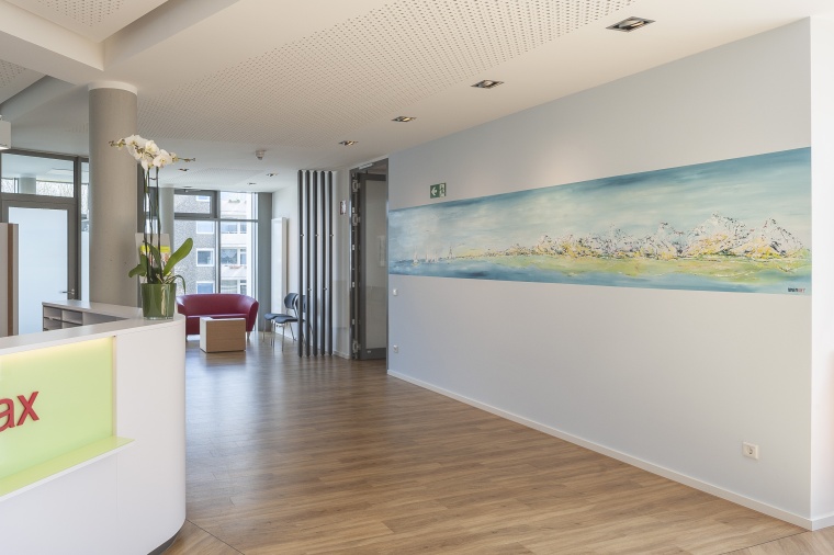 Wandbild am Empfang einer Gemeinschaftspraxis für Pneumologie