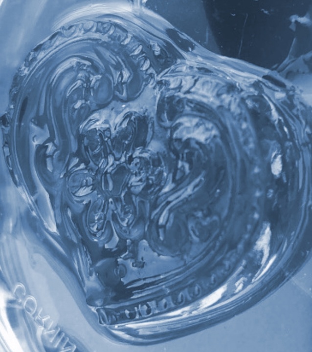 Den feinen Strukturen komplexer Oberflächen passt sich der Gewebekleber aus...