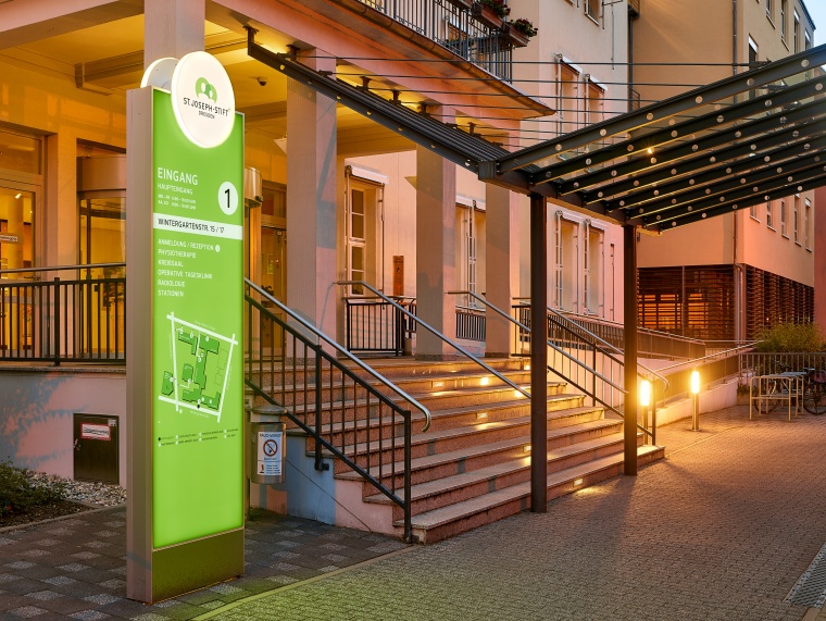 Aufmerksamkeitsstark transportieren die beleuchteten Stelen das St....