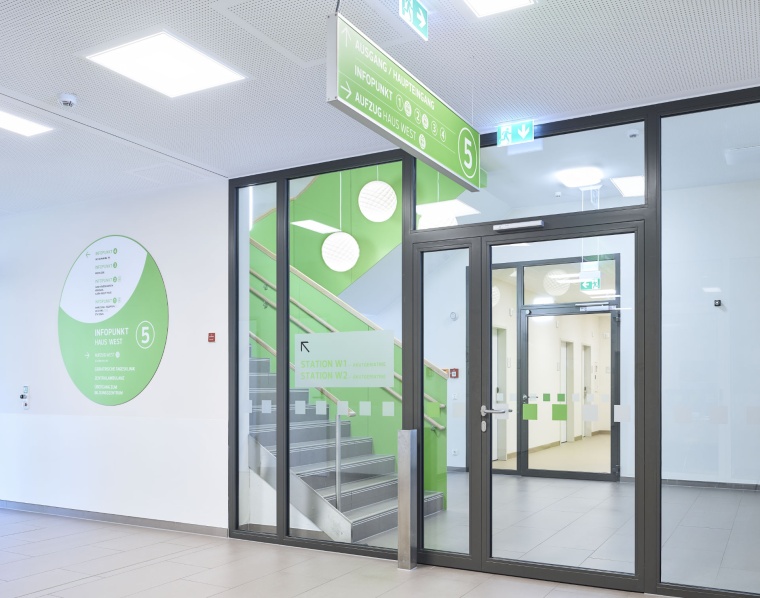 Kreisrunde Informationsflächen des Innenleitsystems bringen Orientierung auf...