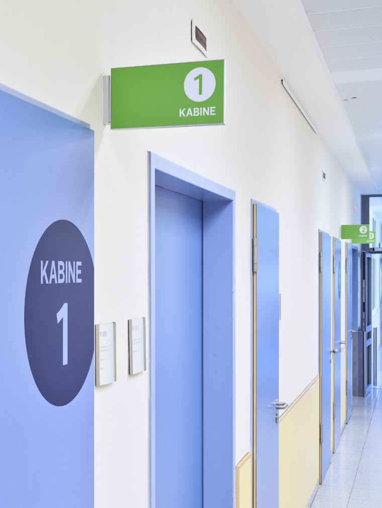 Fahnenwegweiser erleichtern das Auffinden wichtiger Ziele in weitläufigen...