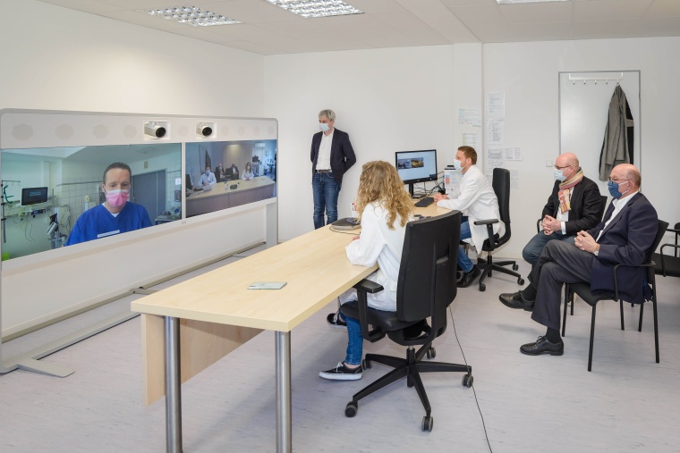 Im Televisitenraum der Intensivmedizin des UKM: Oberbürgermeister Markus Lewe...