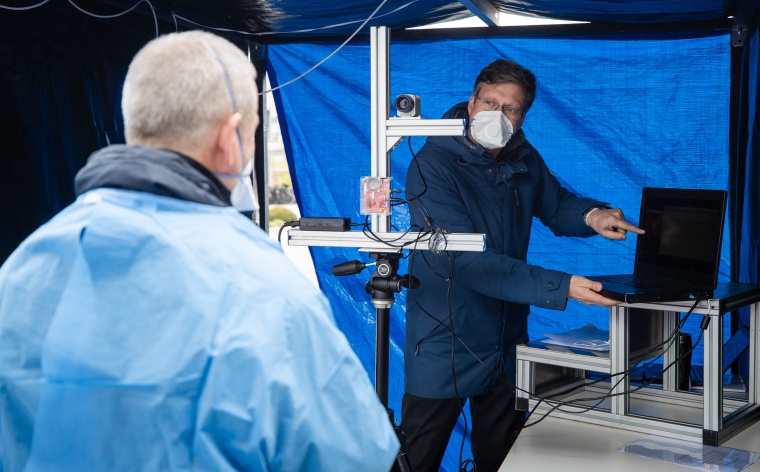 Dr. Urs Schneider vom Fraunhofer IPA erklärt die Messungsdurchführung. Foto:...