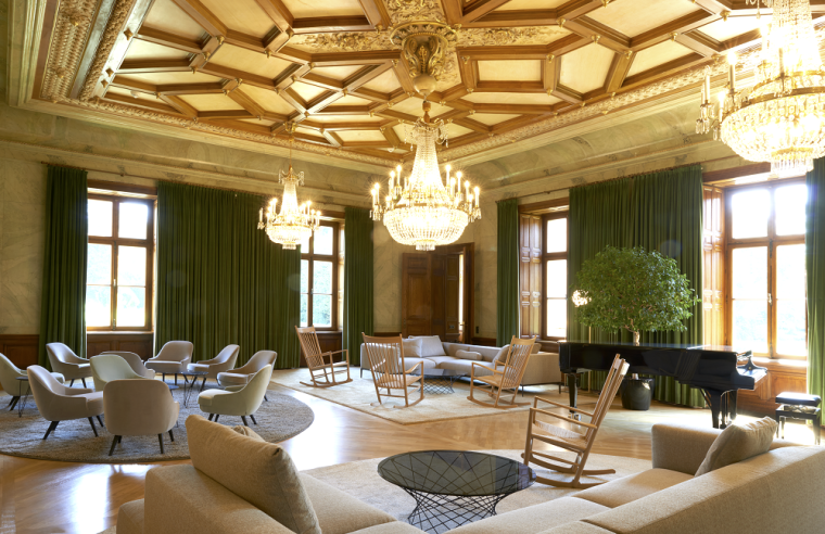 Rittersaal: Tageslounge mit Sitzinseln, deren Gestaltung den Charme des...