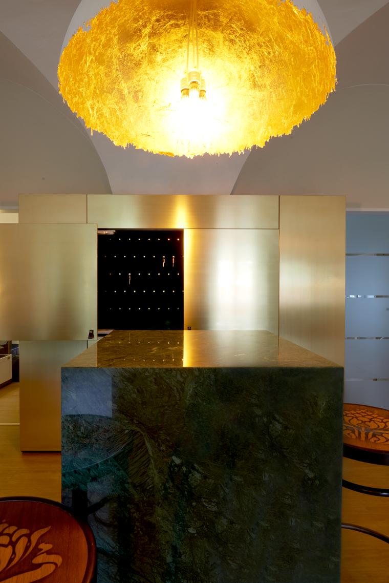 Empfang: Warmes Gold, grüner Marmor und Samt prägen den Empfang, der edel und...