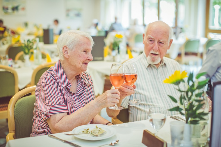 Die leichte, mediterrane Ausrichtung der Küche im Haus Seniorenwohnen BRK in...