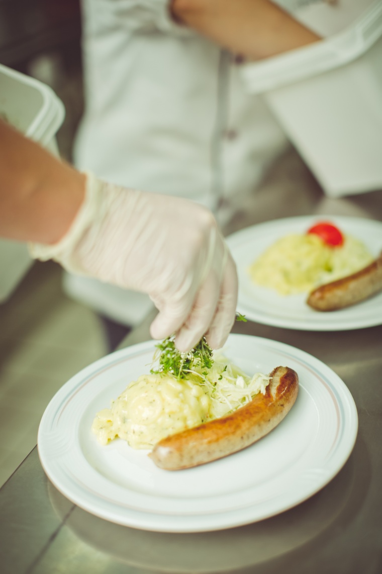 Auch die Klassiker wie Bratwurst mit Kartoffelsalat gehören ins Programm.