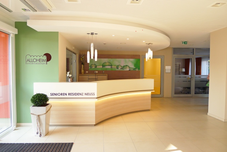 Foyer mit Empfang. Ein angeschlossenes Café sorgt für die Anbindung ans...