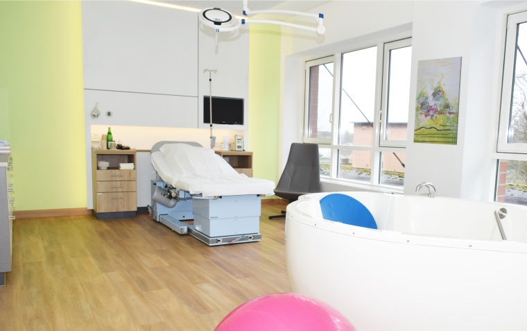 Neuer Kreißsaal mit Gebärwanne in beruhigender, frischer und wertiger...