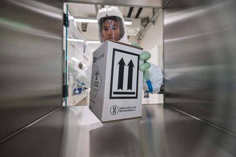 Entnahme einer Hochrisikoprobe aus der Probeneingabeschleuse. Foto: Pascal...