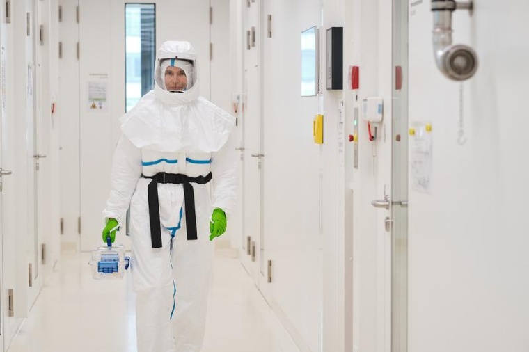 Transport von infektiösem Material im Labor. Foto: Pascal Gugler