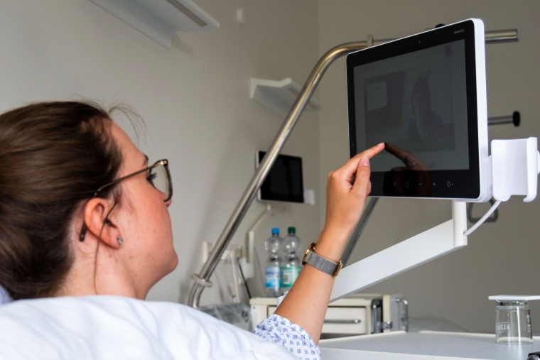Bedside-Terminals in Bremen: TV, Radio, Klinik-Infos - alles auf dem Tablet...