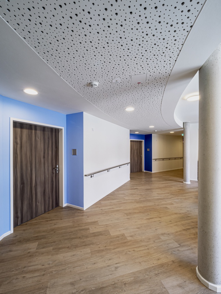 Der Rundbau hat einem umlaufenden inneren Flur und einen geschützten Innenhof....