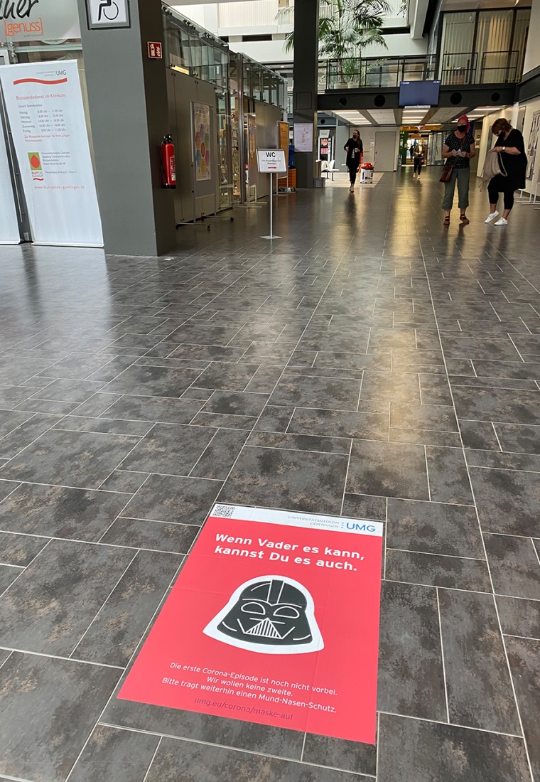 MNS-Kampagne an der UMG: Bodenbeklebung macht auf Masken-Tragepflicht...