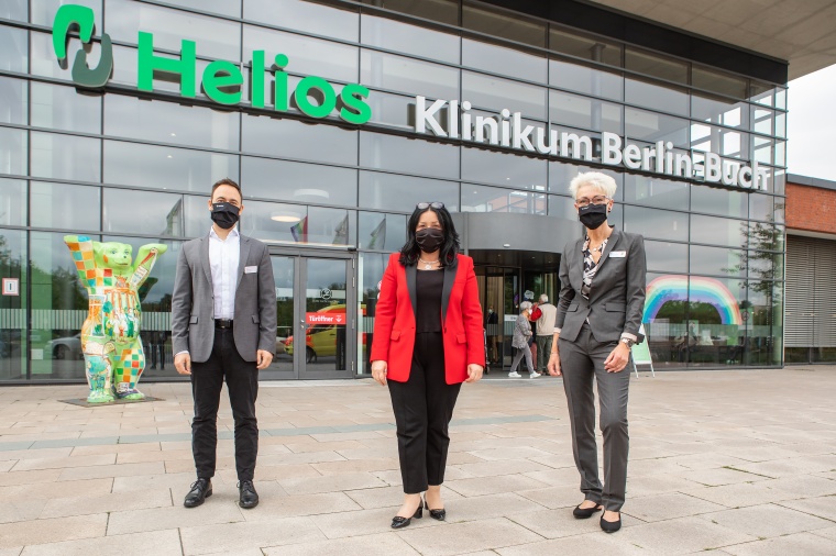 Gesundheitssenatorin Dilek Kalayci mit Pflegekräften, Ärzten und...