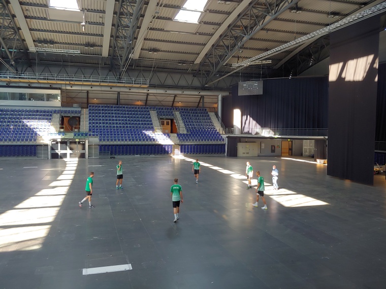 Techniktest, für den sich einige Spieler des SC DHfK Leipzig Handball zur...