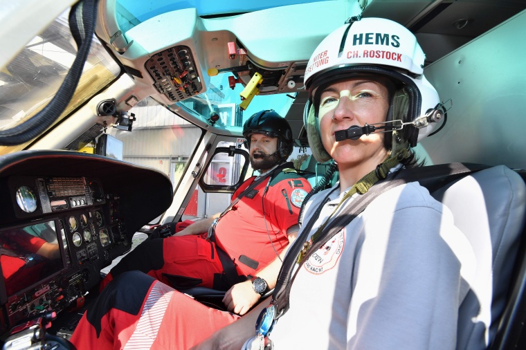 Auf geht es zum nächsten Einsatz, Notfallsanitäterin Katrin Runge hat eine...