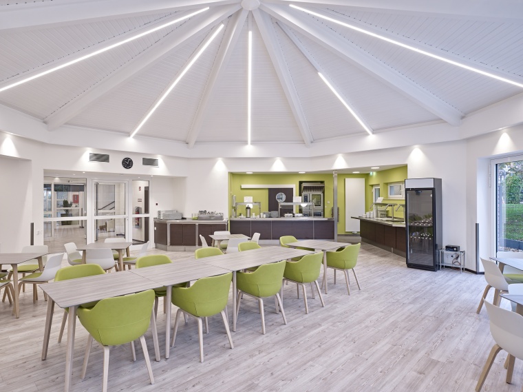 Der von Bewohnern und Gästen gemeinsam genutzte Speiseraum hat sich durch...