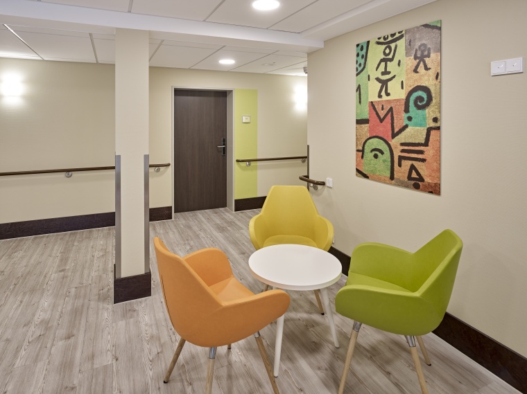 Farbakzente kennzeichnen Barrieren und machen Raumelemente auffindbar.