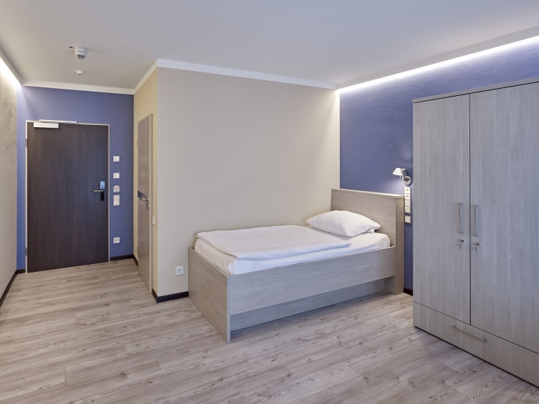 Jedes Gästezimmer gewinnt durch seine Leitfarbe und die indirekte...