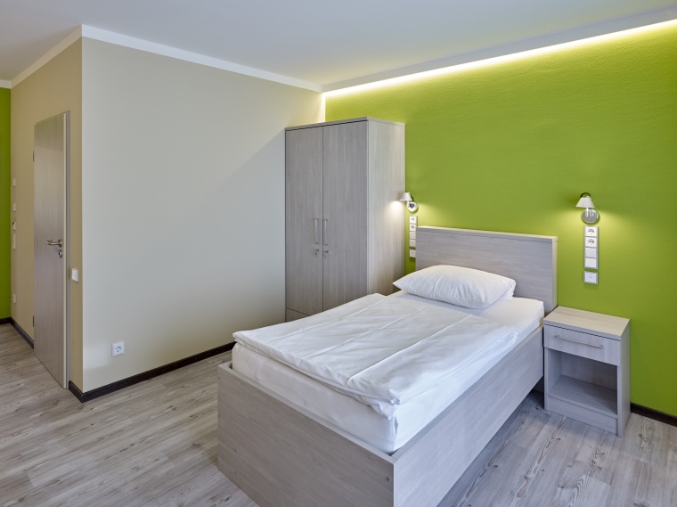 Ablesbar durch Farbgebung: In den Zimmern werden die Türen zum Flur und zum...