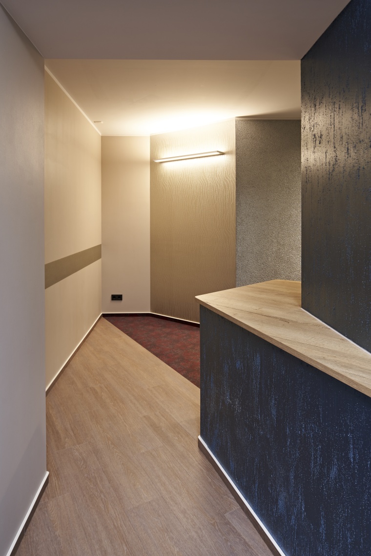 Eine Beleuchtung mit warmem Licht lässt den Raum sofort einladender wirken –...