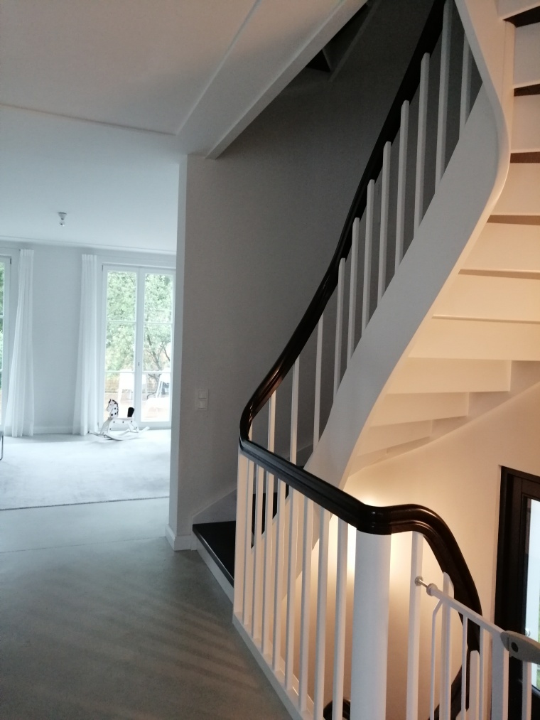 Ein funktional und ästhetisch vorbildlicher Handlauf aus massivem Holz...