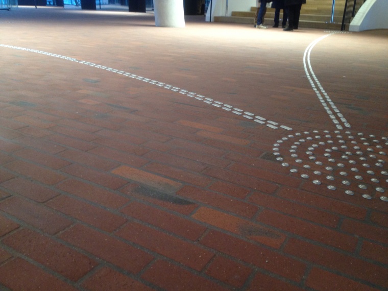 Fehlender Sichtkontakt zum Boden erschwert Älteren die Bewegung. Schneller...