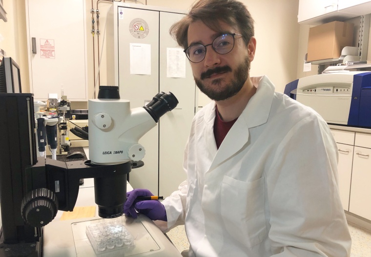 Erstautor Dr. Rabe von Pappenheim untersucht Proteinkristalle eines...