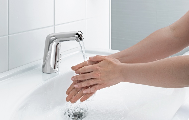 Mit berührungslosen Armaturen kann das Kontaminationsrisiko im Pflegebereich...