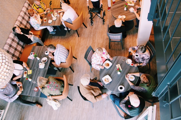 Erkennbar vor Conrona aufgenommen: Café in Seniorenquartier