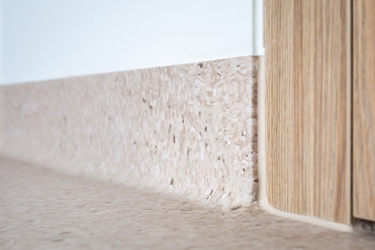 Homogene Vinylböden der iQ-Familie lassen sich wannenförmig verlegen, um...