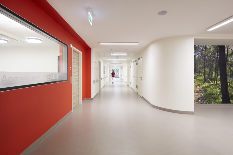 Die Innenräume gestalteten ASH Architekten sensibel abgestimmt auf die...