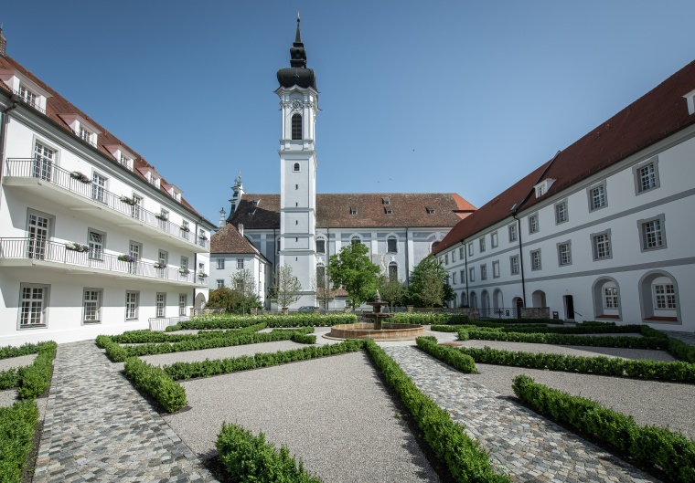 Innenhof der Psychosomatische Klinik Kloster Dießen. Bild: Peter Johann...
