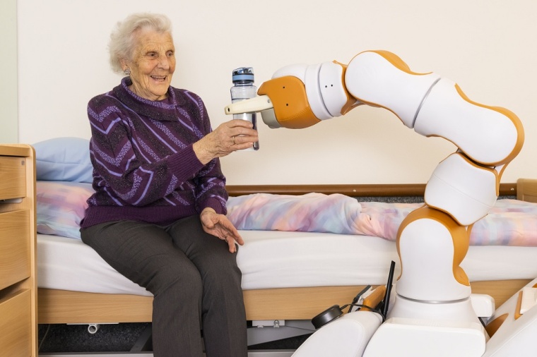 Können Pflegeroboter Nutzen in Form von Freude, Entlastung oder...