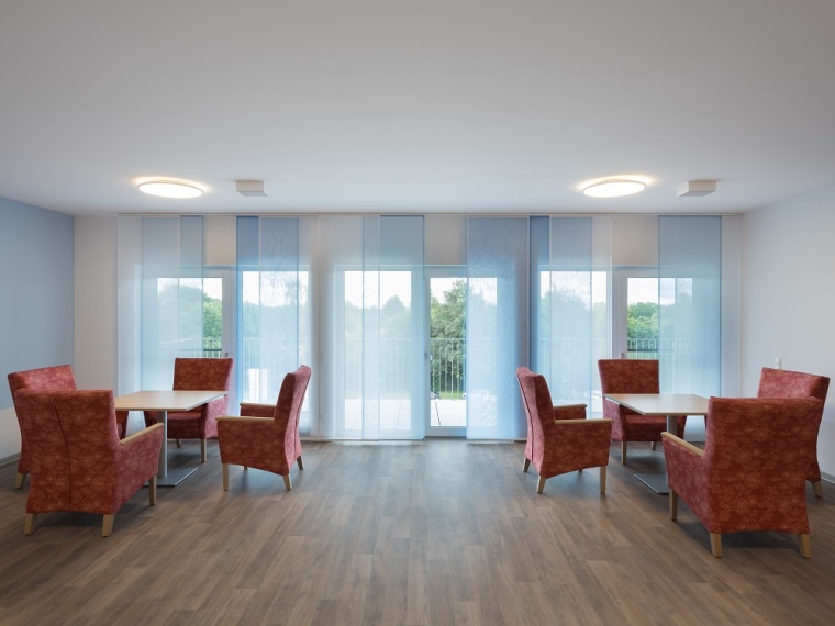 Die Gemeinschaftsräume mit ihren großen Balkonen sind jeweils zentral...