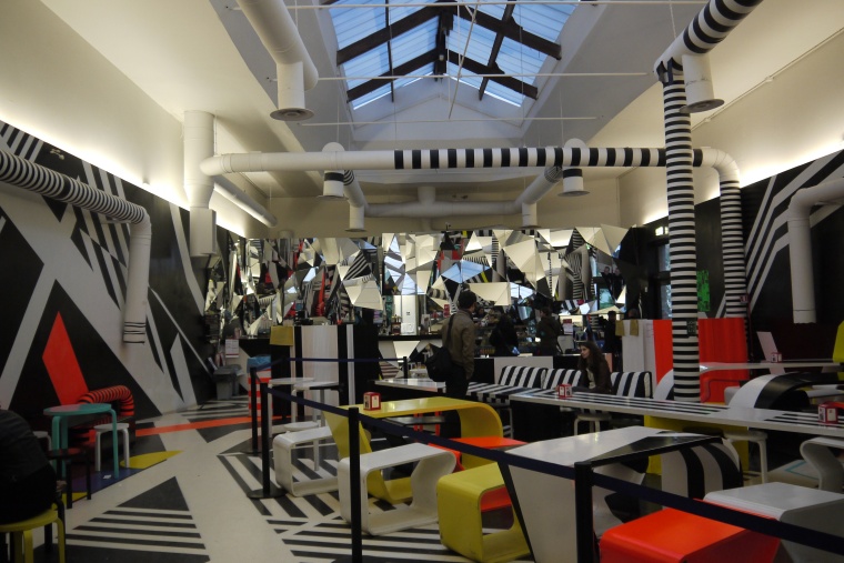 Abstrakte Gestaltung mit raumgreifendem Verlauf erinnern an Formen der 1920er...